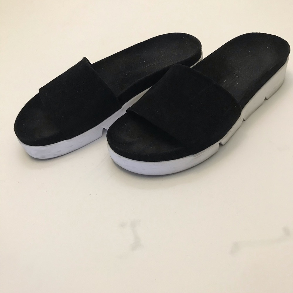 Stuart Weizmann s black leather sandals